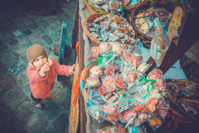 Цукерки, діти, фото, плща Ринок, Львів. Сімейне, дитяче фото
